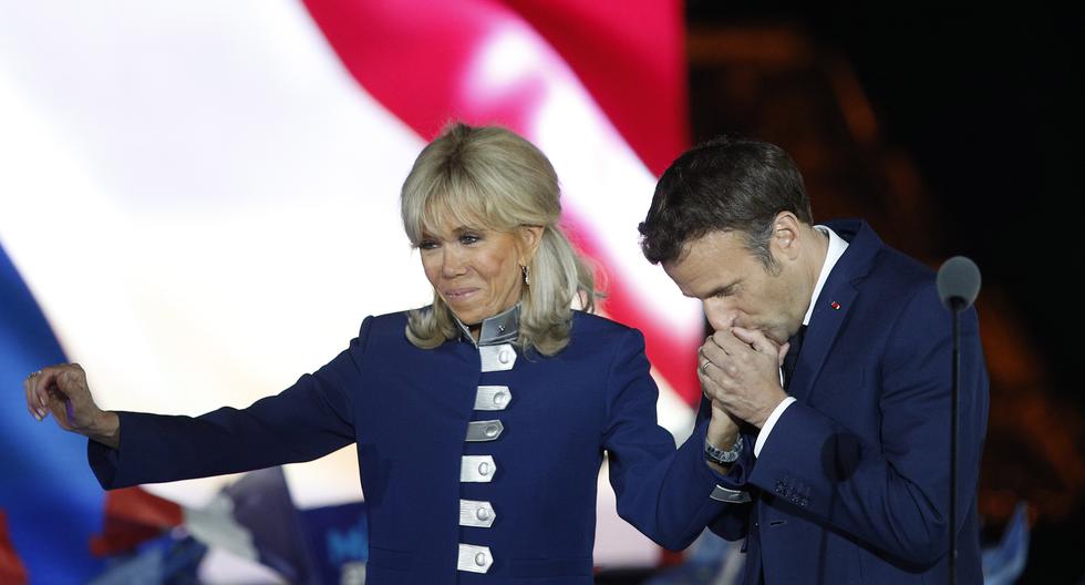 El presidente francés, Emmanuel Macron, y su esposa, Brigitte Macron, celebran en el escenario después de ganar la segunda ronda de las elecciones presidenciales este lunes en el Campo de Marte en París, Francia. EFE