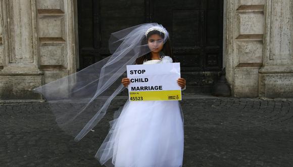 Una actriz participa en una campaña de la ONG Amnistía Internacional contra el matrimonio infantil, en octubre del 2016, en Roma. (Foto: AFP/Gabriel Bouys).