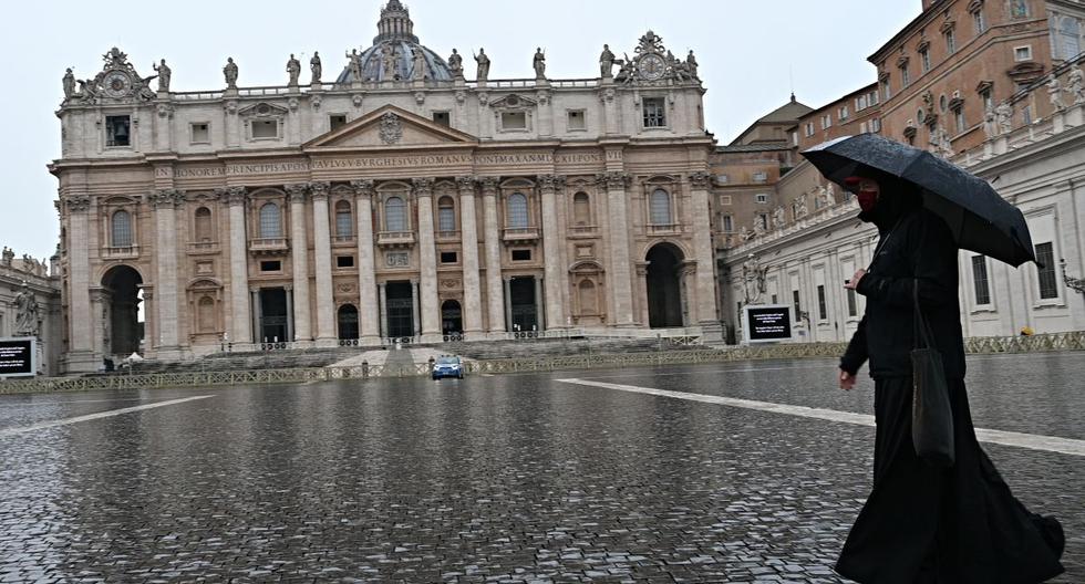 Imagen referencial en el que se ve a una persona caminar en el Vaticano. AFP
