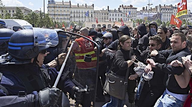 Miles protestan en Francia contra polémica reforma laboral - 13