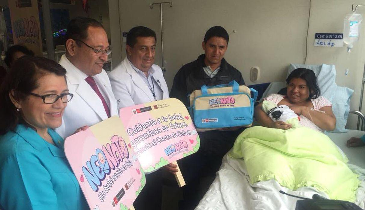 Las tres madres recibieron la visita del secretario general del Ministerio de Salud, Walter Borja, quien en representación del ministro de Salud, Fernando D’Alessio, las felicitó y aconsejó darles los cuidados debidos como mantener la lactancia materna y controlar permanente su vacunación. (Facebook/Minsa)