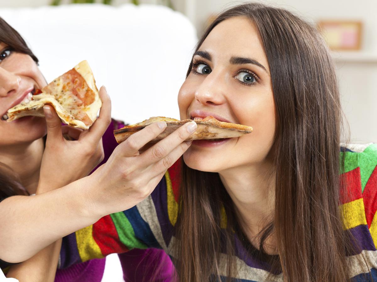 Девушка ест пончик. Человек ест пончик. 2 девочки которые едят. Брюнетка ест мороженое. 2 девочки которые едят.