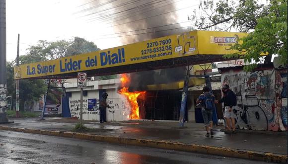 Según la Policía, ese grupo obstaculizó el ingreso de unidades de emergencia del cuerpo de bomberos, "poniendo en riesgo la vida de las personas y sus bienes en los sectores aledaños". (Twitter)