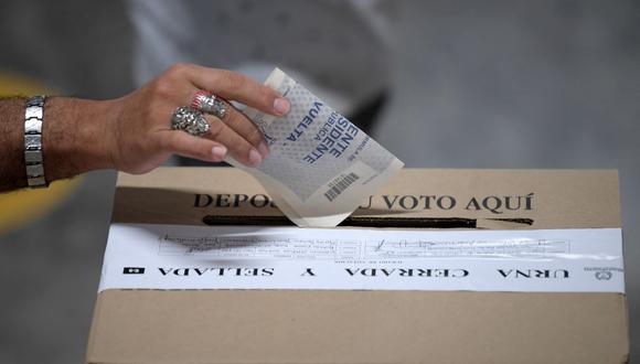 Un hombre emite su voto durante la segunda vuelta de las elecciones presidenciales en Colombia, el 19 de junio de 2022. (Raúl ARBOLEDA / AFP).