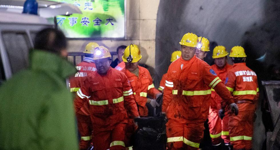 Los rescatistas trasladan a una víctima tras la explosión de una mina de carbón en Pingyao, en la provincia de Shanxi, en el norte de China. (AFP)