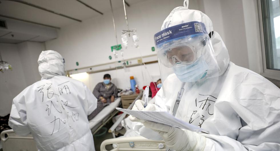 Un médico con traje de protección verifica los registros de un paciente en el hospital Jinyintan en Wuhan, el epicentro del nuevo brote de coronavirus. (Reuters).