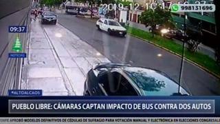 Pueblo Libre: cámaras de seguridad captaron a bus que invadió carril contrario y chocó contra un auto | VIDEO