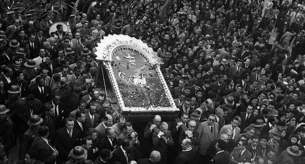 Lima, 8 de octubre de 1955. La tradicional procesión del Señor de los Milagros recorre las calles de Lima.  Mucho fervor y cánticos, en medio del sahumerio y la fe profunda en esa marea de creyentes. (Foto: GEC Archivo Histórico)