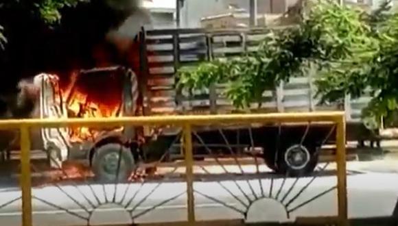 Imagen del incendio del vehículo en la cuadra 39 de la avenida Brasil | Captura de video: Canal N