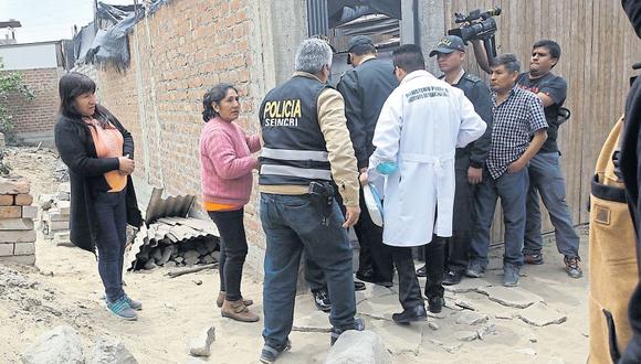 La policía llegó ayer a la vivienda de los Osorio Melgarejo luego de que los alertaran familiares de las víctimas. Según los peritos, el crimen habría ocurrido el sábado. (USI)