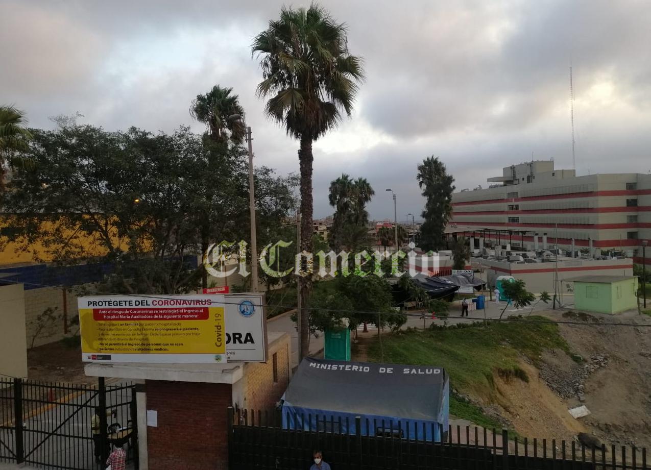 El ingreso a Emergencias del hospital María Auxiliadora. Se puede apreciar el toldo azul donde funciona el triaje diferenciado, el área que debería atender a pacientes sospechosos. (Foto: El Comercio)