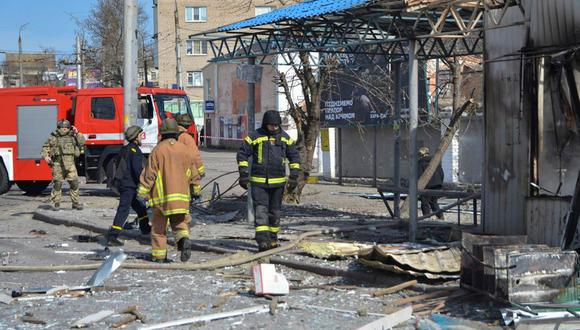 Los rescatistas trabajan en una parada de autobús que fue alcanzada durante un ataque con cohetes en Kherson que resultó en la muerte de al menos tres personas según un portavoz de la oficina del presidente. Ucrania, 09 de marzo de 2023 (Foto: EFE/EPA/IVAN ANTYPENKO)