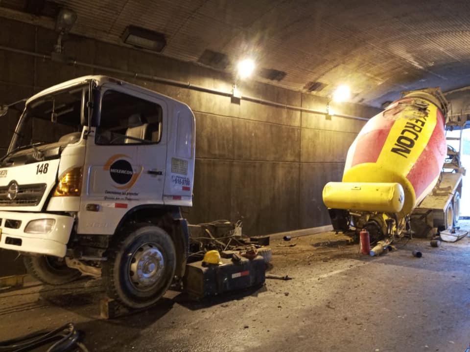Accidente en el Óvalo Higuereta, en Santiago de Surco, sobre la vía rápida de la avenida Benavides (Foto: Facebook).