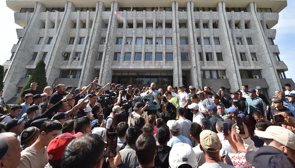 Los manifestantes realizan una manifestación para exigir a las autoridades que apoyen a los residentes de la provincia de Batken, en el sur de Kirguistán, luego de los enfrentamientos fronterizos con las tropas tayikas, cerca del parlamento de Kirguistán en Bishkek el 16 de septiembre de 2022. (Foto de VYACHESLAV OSELEDKO / AFP)