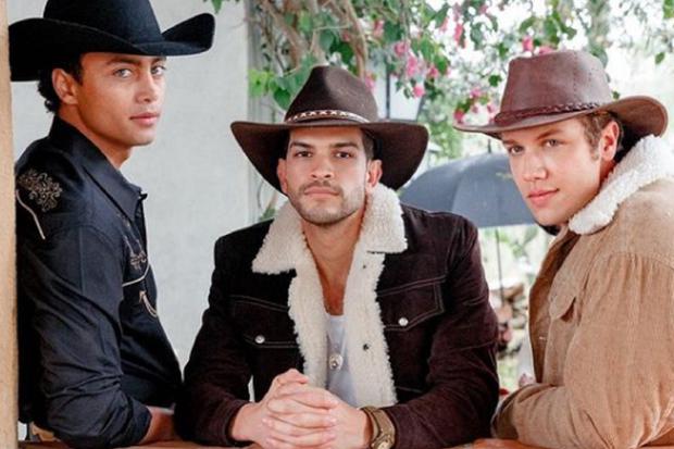 Bernardo Flores, Sebastián Osorio y Juan Manuel Restrepo como os hijos de Juan Reyes y Norma Elizondo en "Pasión de gavilanes 2" (Foto: Telemundo)