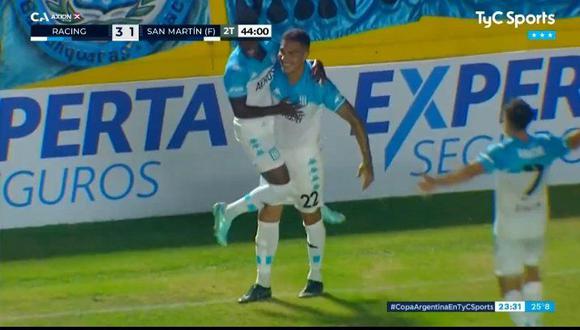 Paolo Guerrero siendo felicitado por sus compañeros tras su primer gol en Racing Club de Argentina. (TyC Sports)