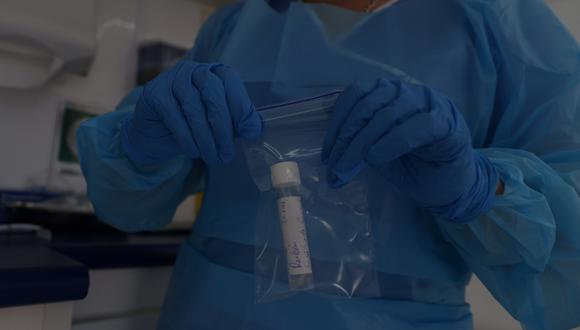 Un trabajador de la salud sostiene una muestra que luego analizará para detectar si la persona está contagiada de coronavirus, en Chile. REUTERS