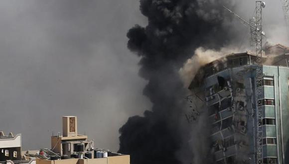 El edificio que alberga las oficinas de la Associated Press y otras organizaciones noticiosas en la Ciudad de Gaza se derrumba tras ser alcanzado por un ataque aéreo israelí. (Foto: AP Photo/Hatem Moussa)