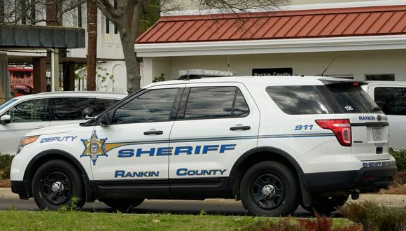 Imagen referencial | El auto de un ayudante del alguacil del condado de Rankin en el centro de Brandon, Mississippi. (Foto: Rogelio V. Solis/Associated Press)