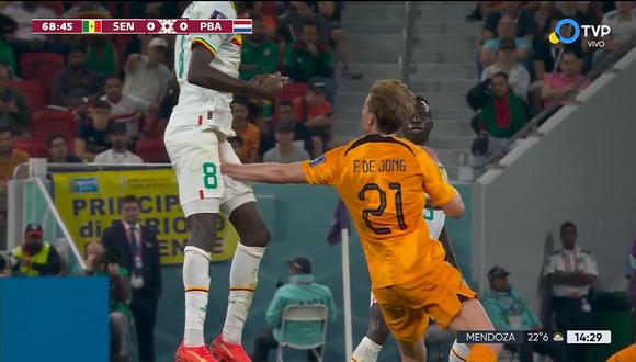Países Bajos vs. Senegal: la curiosa falta de Frenkie de Jong que sacó del partido a Cheikhou Kouyaté. (Foto: captura TVP)