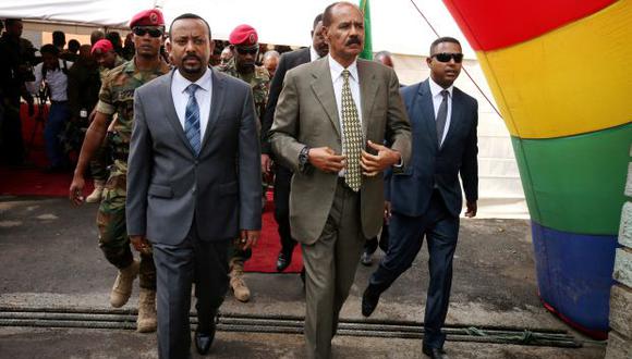 El presidente de Eritrea, Isaias Afwerki, y el primer ministro de Etiopía, Abiy Ahmed, llegan a la ceremonia de inauguración de la reapertura de la embajada de Eritrea en Addis Abeba, Etiopía. (Foto: Reuters)