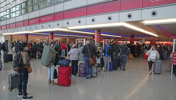 Los pasajeros hacen cola en la T3 del aeropuerto de Londres Heathrow mientras Estados Unidos reabre sus fronteras a los visitantes del Reino Unido en un impulso significativo para el sector de los viajes, el lunes 8 de noviembre de 2021. (Steve Parsons / PA vía AP).