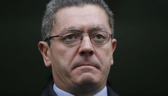 Ministro español crítico del aborto renuncia a la política