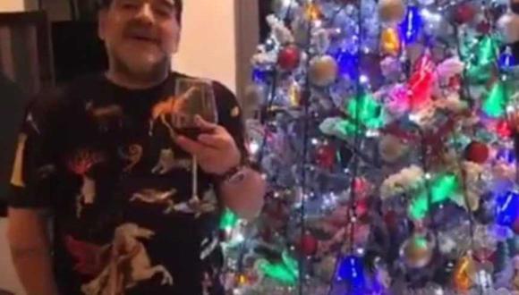 Desde los Emiratos Árabes Unidos, Diego Maradona, con copa en mano junto a un árbol de Navidad, envió este mensaje a pocas horas de la Nochebuena. ¿Qué dijo el 'Pelusa'? (Foto: captura de pantalla)