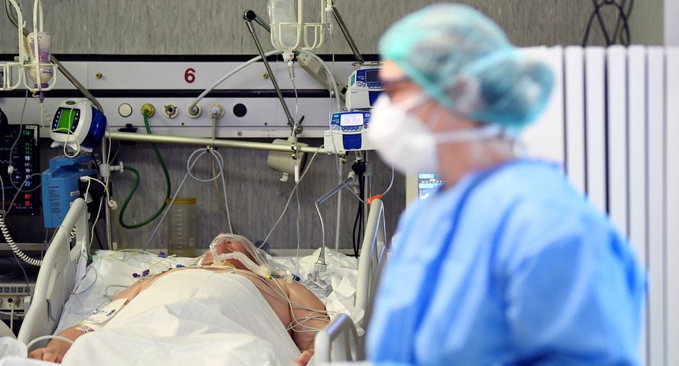 Una enfermera con máscara protectora y un traje especial camina junto a un paciente de coronavirus (COVID-19) en una unidad de cuidados intensivos en el hospital Oglio Po en Cremona, Italia. (REUTERS / Flavio Lo Scalzo).