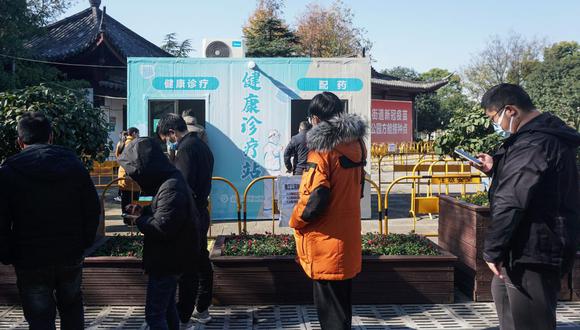 La gente visita una clínica improvisada transformada de una cabina de prueba de coronavirus Covid-19 en Hangzhou, en la provincia oriental china de Zhejiang, el 20 de diciembre de 2022. (STR / AFP).