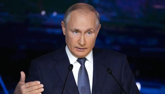El presidente ruso, Vladimir Putin, pronuncia un discurso en una sesión plenaria del Foro Económico Oriental en Vladivostok el 3 de septiembre de 2021. (Foto de Alexander Zemlianichenko / POOL / AFP).