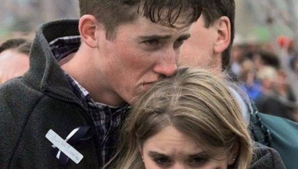 La víctima de disparos Austin Eubanks abraza a su novia durante un servicio conmemorativo en toda la comunidad en Littleton, Colorado, por las víctimas del tiroteo en Columbine High School, en 1999. (Foto: AP)