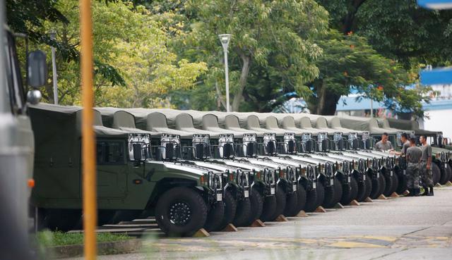 Decenas de camiones y vehículos blindados transportaron durante la noche a soldados desde China continental hasta la región administrativa especial de Hong Kong. (Foto: Reuters)