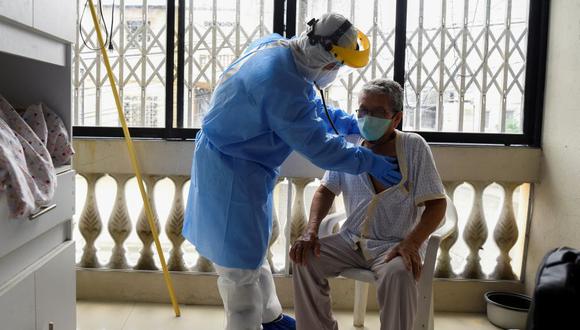 En Quito, hay seis hospitales que reciben a pacientes de coronavirus, y aunque ya hay una notoria presión sobre los centros médicos, la verdadera prueba se espera a finales de la semana que viene. (Foto referencial: REUTERS/Santiago Arcos).