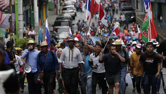 Indígenas de la etnia Ngobe se dirigen hacia la presidencia de Panamá, en busca del actual mandatario Laurentino Cortizo. (Foto: Bienvenido Velasco / EFE)
