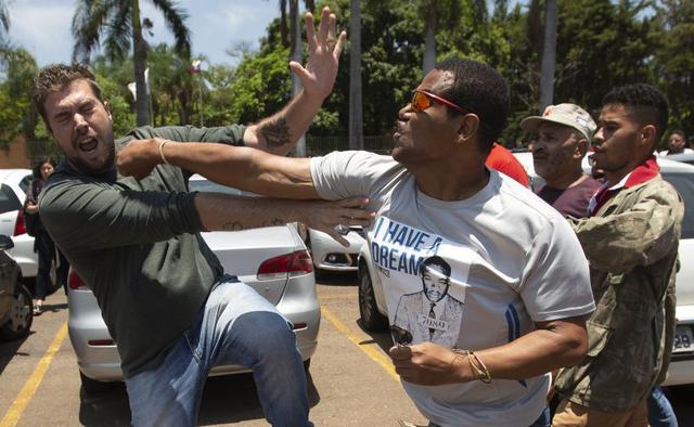 En los exteriores de la embajada de Venezuela en Brasil se han registrado enfrentamientos entre los simpatizantes de Juan Guaidó y Nicolás Maduro. Foto: EFE