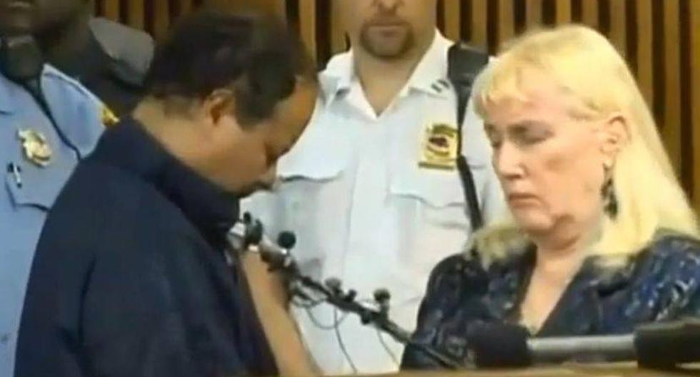 Presunto secuestrador Ariel Castro y su abogadada, Kathleen DeMetz, en su primera aparición ante una corte. (Captura: cboro564)