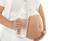 ¿Sabes por qué las embarazadas no deben utilizar envases de plástico?