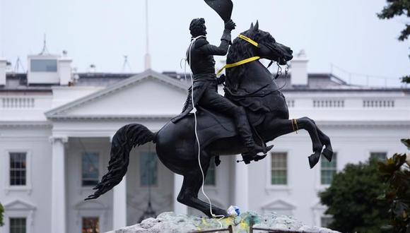 La estatua de Andrew Jackson atada con cuerdas luego del intento de manifestantes por derribarla. (EFE / EPA / MICHAEL REYNOLDS).
