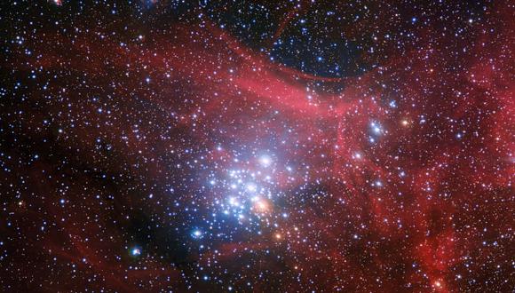 Mira de cerca un cúmulo de estrellas a 8.000 años luz