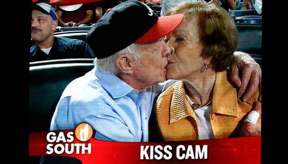 Jimmy Carter y su esposa fueron sorprendidos por la 'kiss cam'
