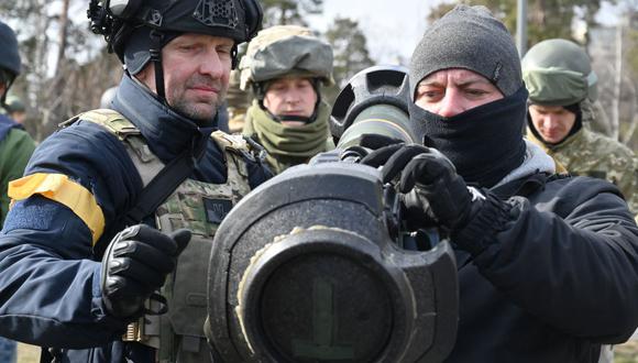 Las Fuerzas de Defensa Territorial de Ucrania examinan nuevo armamento, incluidos los sistemas antitanque NLAW y otros lanzagranadas antitanque portátiles, el 9 de marzo de 2022. (Genya Savilov / AFP).