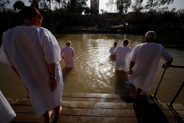Imágenes de los miles de peregrinos cristianos participaron en una ceremonia de bautismo en el río Jordán. (Reuters)