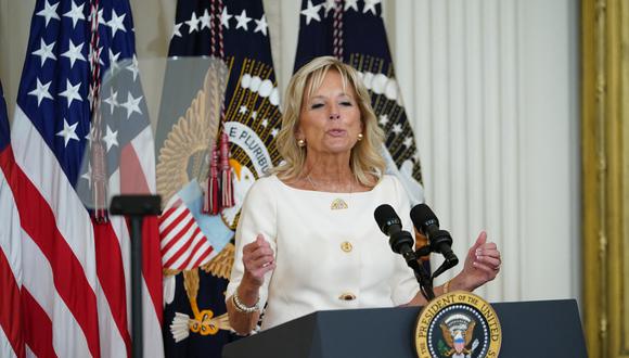 La Primera Dama de los Estados Unidos, Jill Biden, habla durante una ceremonia para revelar los retratos oficiales de la Casa Blanca del expresidente de los Estados Unidos, Barack Obama, y ​​la exprimera Dama, Michelle Obama, en el Salón Este de la Casa Blanca en Washington, DC, el 7 de septiembre de 2022. (Foto por Mandel NGAN / AFP)