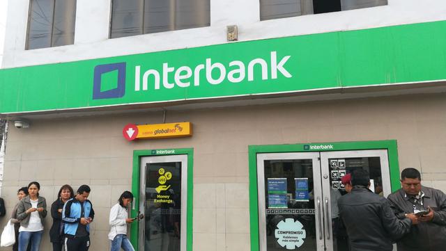 El banco Interbank anunció que sus clientes tendrán “cero pagos en abril y mayo” y además un “0% de interés en las cuotas fraccionadas”, así como “12, 24 o 48 meses para pagar”.