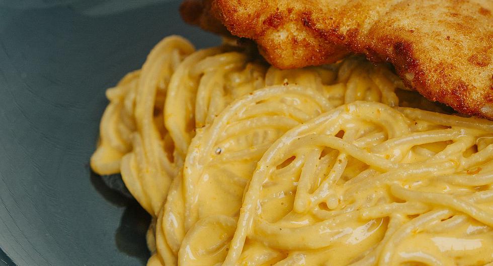 How to cook spaghetti a la huancaína with a tasty breaded milanesa?