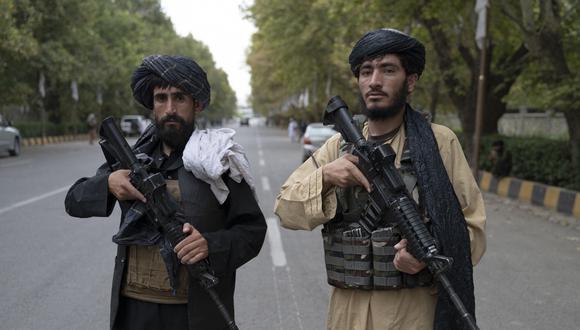 Los combatientes talibanes montan guardia después de una reunión de autoridades en el antiguo palacio presidencial de Kabul el 13 de agosto de 2022. (Foto de Wakil KOHSAR / AFP)