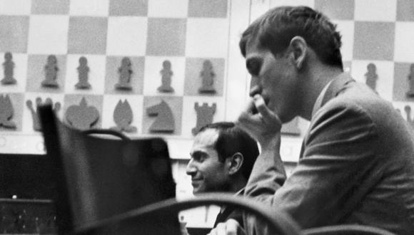 Bobby Fischer jugando en 1971 en Buenos Aires. (Foto: AFP)