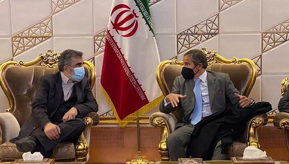 El director General del Organismo Internacional de la Energía Atómica, OIEA, Rafael Mariano Grossi, a la derecha, habla con el número dos de la Organización iraní de la Energía Atómica, Behrouz Kamalvandi, en el aeropuerto Imán Jomeini de Teherán, Irán.