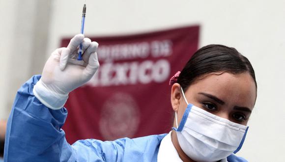 Una enfermera sostiene una jeringa de una dosis de una vacuna AstraZeneca COVID-19 en un centro de vacunación en Guadalajara, estado de Jalisco, México, el 6 de abril de 2022. (Foto referencial de ULISES RUIZ / AFP)